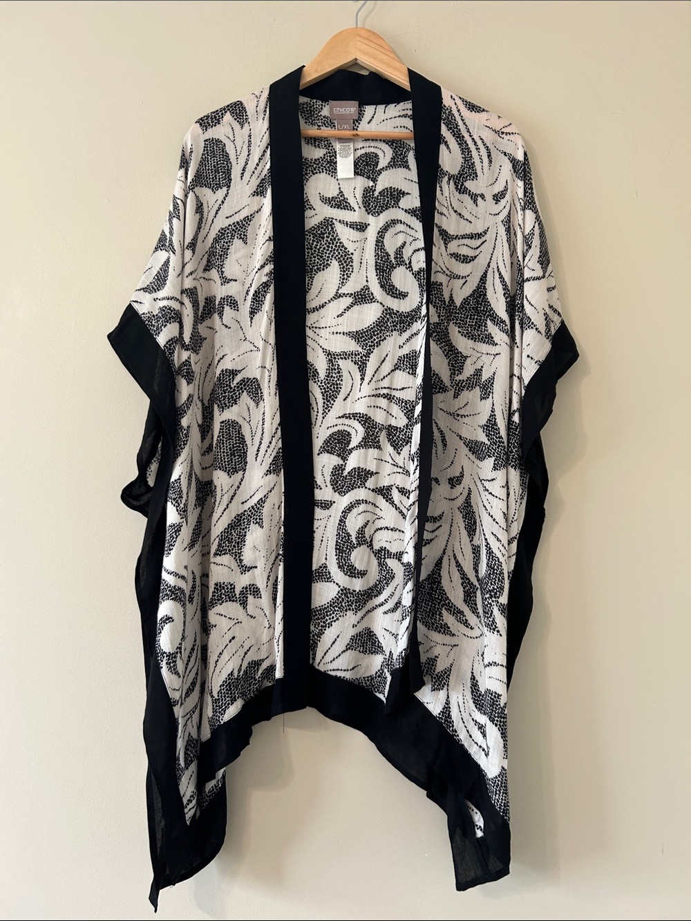 Chico’s Black White Leaf Dot Ruana Batwing Butterfly Sleeve Kimono Cardigan L/XL
